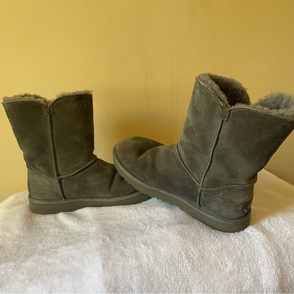 Women’s Gray Marciela Ugg Winter Boots Size 8 With Buttons - Picture 3 of 10